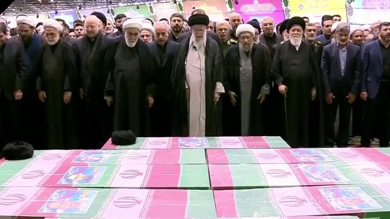 Khamenei guida la preghiera ai funerali del presidente iraniano Raisi