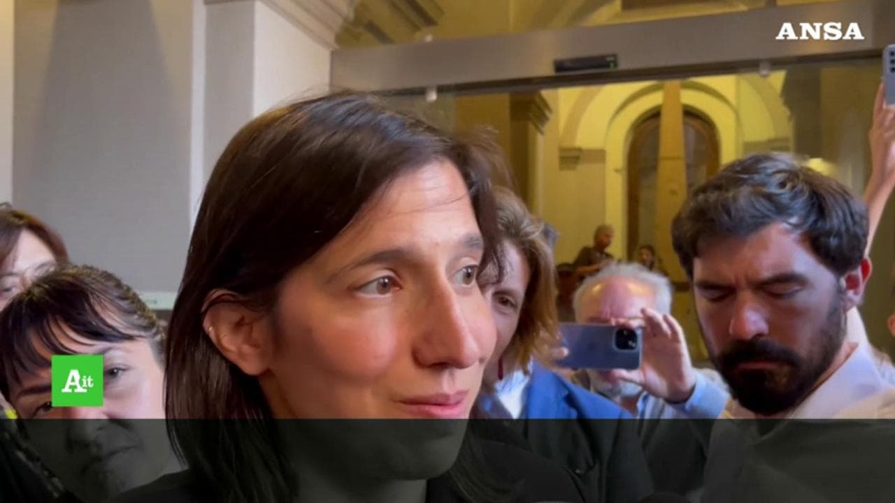 Elly Schlein contro la leva militare proposta dalla Lega: "Vogliamo vedere nelle mani dei giovani il futuro, non il fucile"