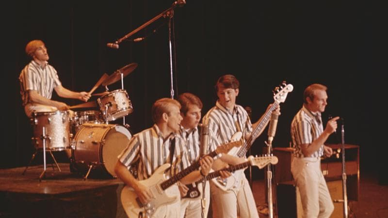 La California paradiso dei teenager e l’eterna rivalità con i Beatles. La vera storia dei Beach Boys raccontata in un documentario