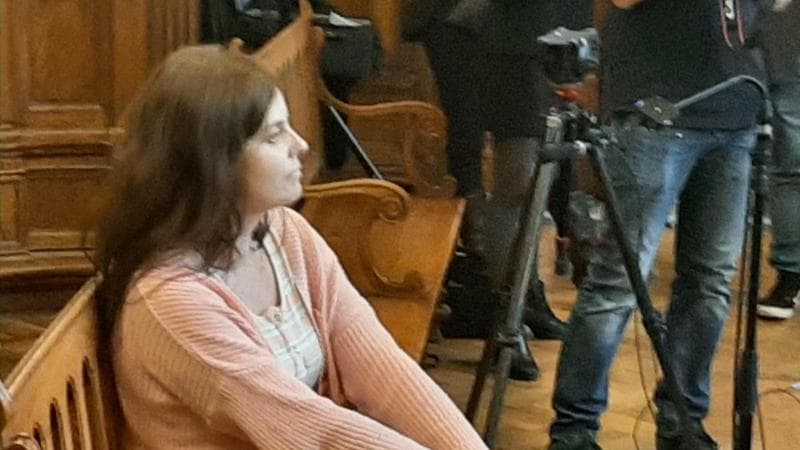 Ilaria Salis, il giudice rivela il nuovo domicilio. L’ira del padre: “Incolumità a rischio”