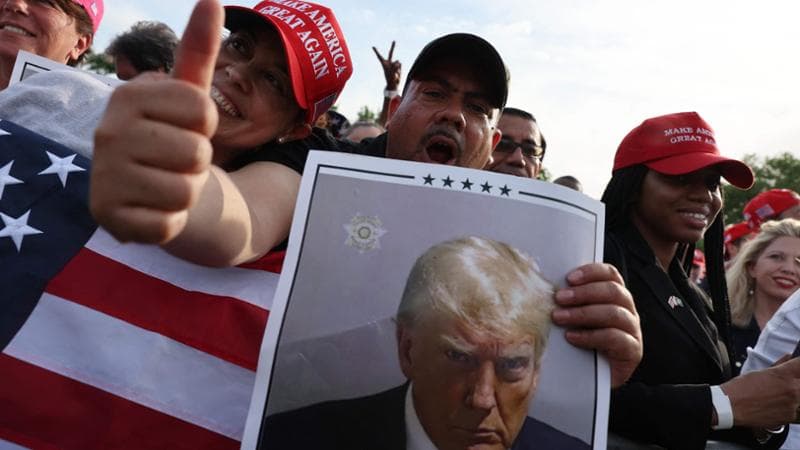 Cappellini Maga, insulti a Biden e foto segnaletiche, il comizio di Trump al Bronx in cerca del voto di neri e ispanici