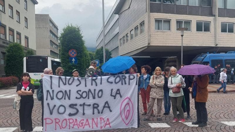 La ministra Roccella contestata al Festival dell’Economia di Trento: “Via Pro Vita dai consultori, vai a casa”