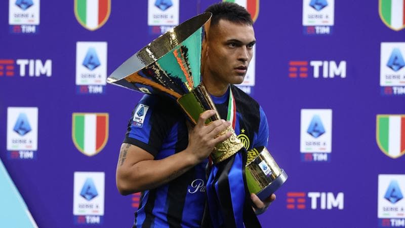 Lautaro Martinez con la coppa scudetto