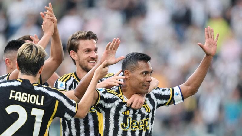 Alex Sandro esulta dopo il gol