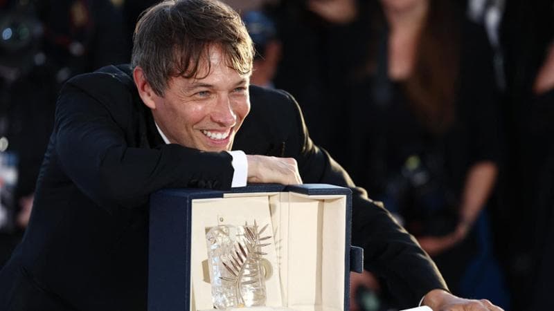 Cannes 2024, i premi in diretta. Palma d’oro a ‘Anora’ dedicato alle sex worker. Due premi a ‘Emilia Perez’, l’attrice Gascon, prima attrice trans. Premio al film iraniano: “Il mio popolo è in ostaggio”