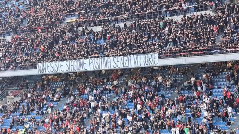 Lo striscione esposto in Curva Sud