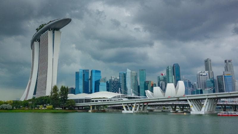 Rivoluzione a Singapore: anche il paese più liberista al mondo introduce il sussidio di disoccupazione