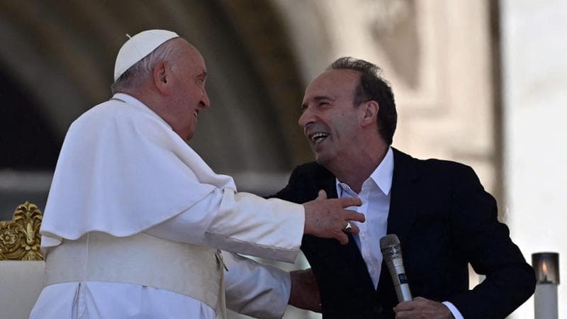 Benigni show in Vaticano, bacia il Papa e gli dice: “Facciamo un campo largo, scriviamo ‘detto Francesco’”