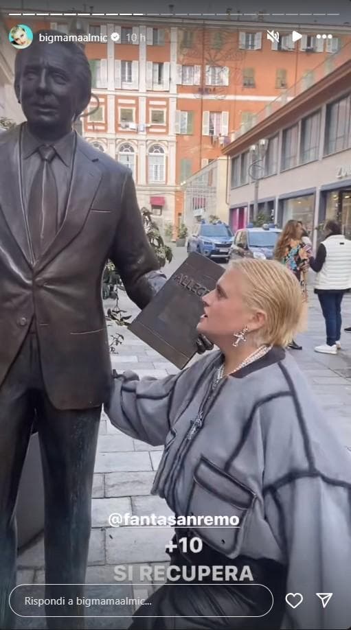BigMama dà una "toccatina" portafortuna alla statua di Mike a Sanremo