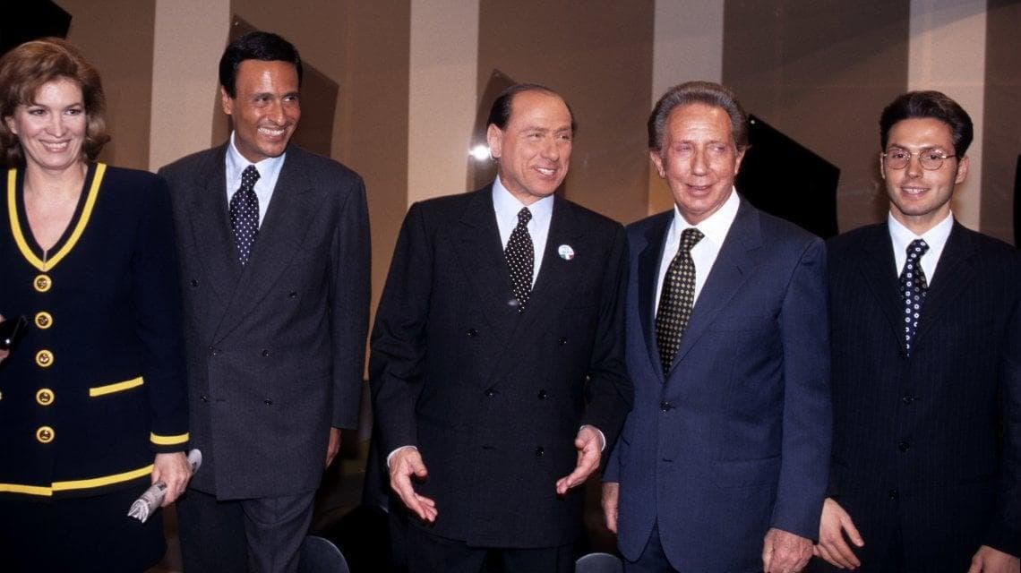Mike Bongiorno con Iva Zanicchi, Gigi Sabani, Silvio Berlusconi e Pier Silvio Berlusconi