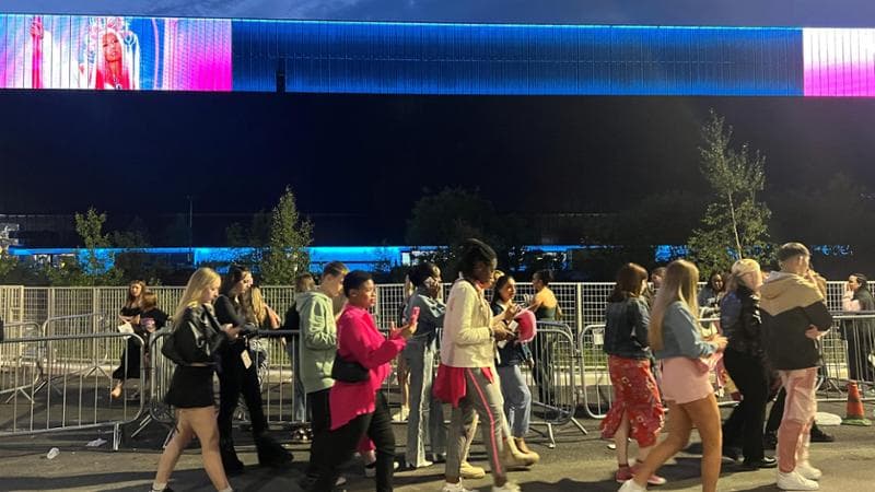 Un gruppo di fan a Manchester per il concerto di Nicki Minaj