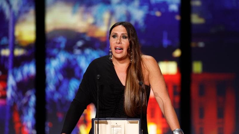 Karla&nbsp;Sofía&nbsp;Gascón, prima attrice trans premiata a Cannes: “Una speranza contro l’odio. La transizione è stata dura, ho pensato al suicidio. Sono serena, mia figlia è con me”
