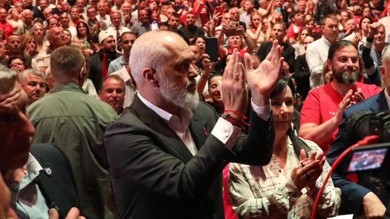 Edi Rama show a Busto Arsizio: lodi a Meloni e attacchi a Bossi. Gori: “Il Pd dialoghi con lui, un errore chiederne l’espulsione dal Pse”