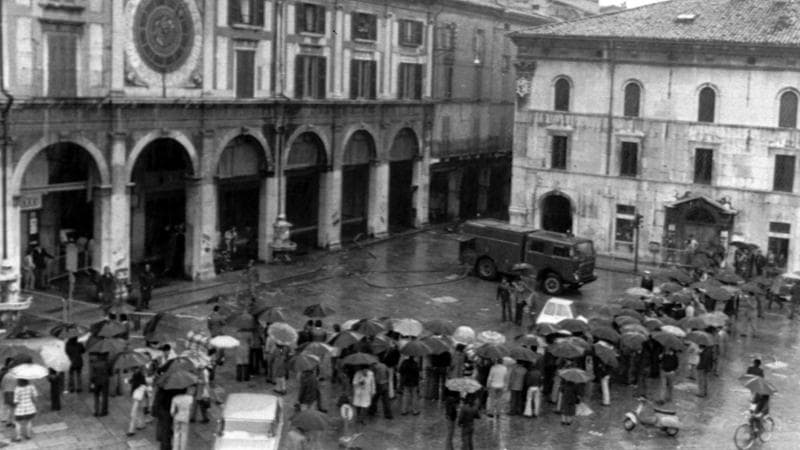 Brescia, 28 maggio 1974: piazza della Loggia dopo l'attentato