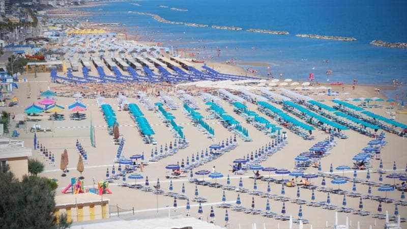 Termoli (Campobasso) mare Adriatico, ombrelloni e stabilimenti balneari sulla riviera adriatica e la spiaggia. GIUSEPPE GIGLIA/ANSA