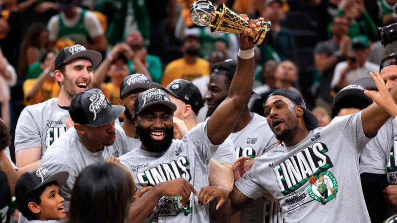 I Celtics festeggiano la vittoria
