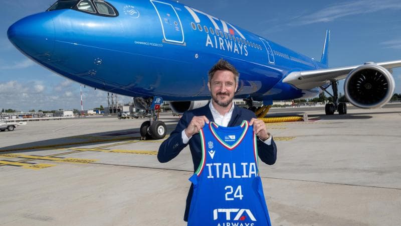 Pozzecco e l'aereo che porta il suo nome