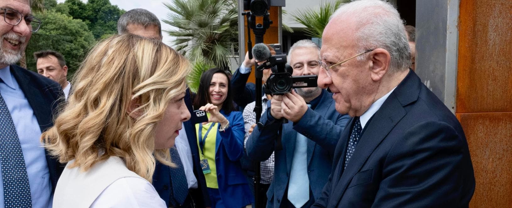 La premier Giorgia Meloni con  il governatore della Campania, Vincenzo De Luca,alla fine della visita alla struttura sportiva di Caivano, 28 maggio 2024.
ANSA/ UFFICIO STAMPA PRESIDENZA DEL CONSIGLIO/ FILIPPO ATTILI ANSA PROVIDES ACCESS TO THIS HANDOUT PHOTO TO BE USED SOLELY TO ILLUSTRATE NEWS REPORTING OR COMMENTARY ON THE FACTS OR EVENTS DEPICTED IN THIS IMAGE; NO ARCHIVING; NO LICENSING +++ NPK