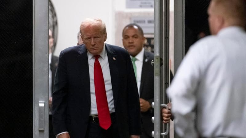 Processo a Trump, i giudici in camera di consiglio. De Niro attacca: “Se vince perderemo le nostre libertà”. La risposta del tycoon: “Uno scemo malridotto”
