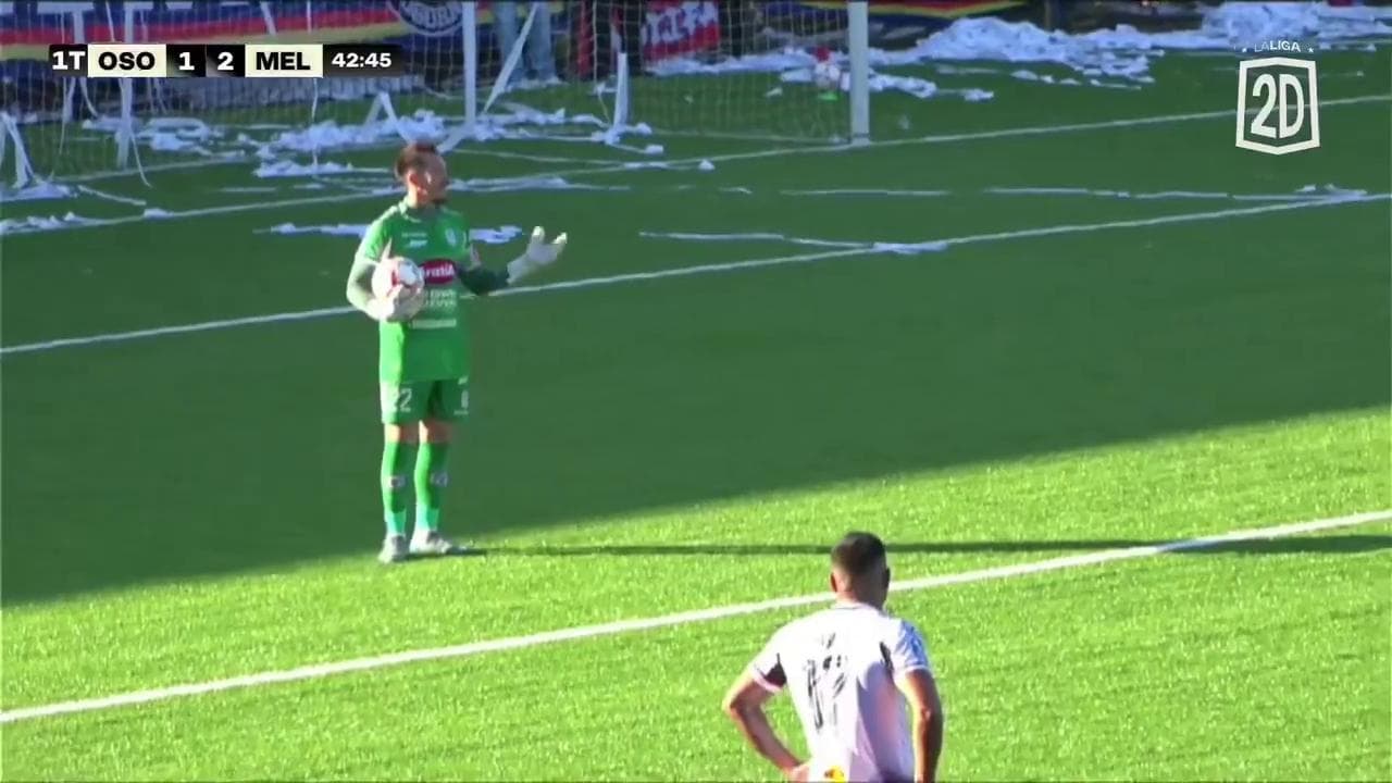 Il portiere dà un buffetto in testa all'attaccante, l'arbitro fischia rigore: polemiche in Cile