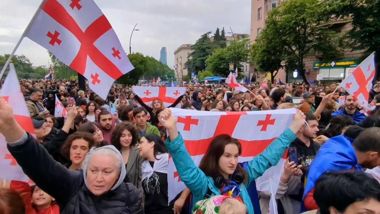 Georgia, a centinaia sfilano in piazza a Tbilisi per celebrare il Giorno dell'Indipendenza