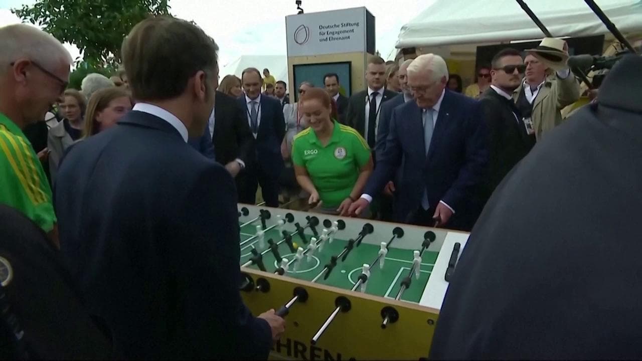 La sfida tra Francia e Germania è a biliardino. Macron affronta Steinmeier e pareggia
