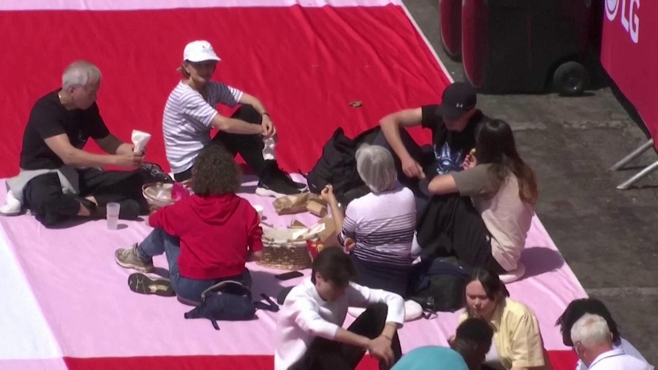 Parigi, in migliaia per il mega-pic-nic sugli Champs-Elysees: "Riportare i parigini, qui non solo alta moda e turisti"