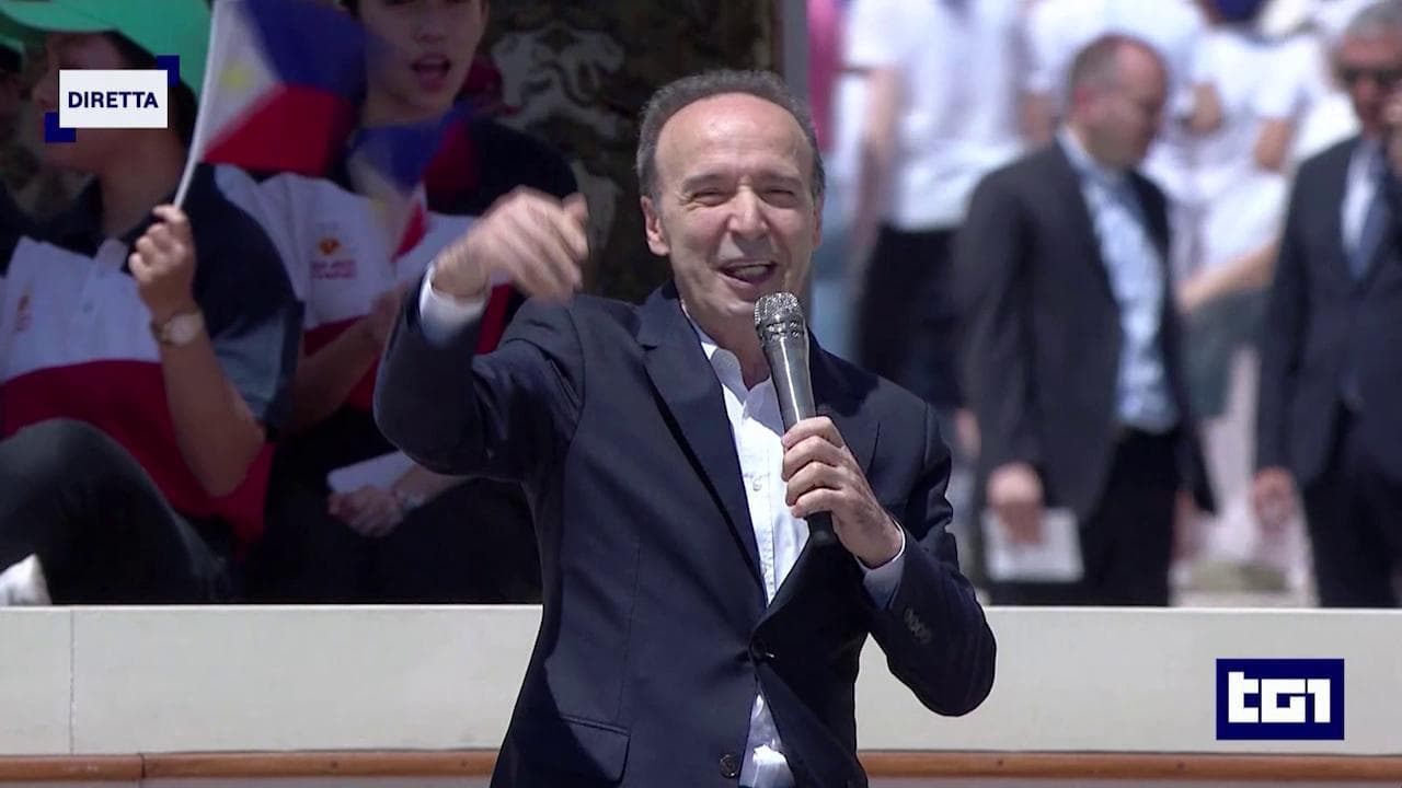 Benigni, show dal Papa: chiama Meloni "Signor presidente", dà un bacio a Francesco e gli propone "il campo largo"