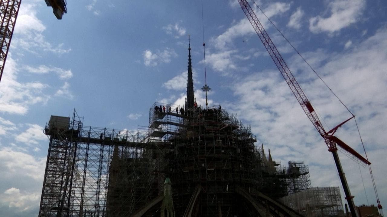 Parigi, torna la croce radiante sul tetto di Notre-Dame. I lavori di restauro proseguono