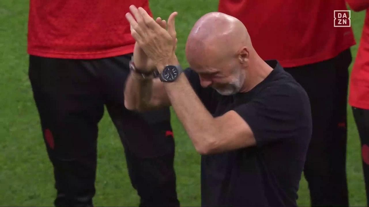 L'omaggio dei giocatori e di tutto San Siro a Stefano Pioli, all'ultima partita col Milan