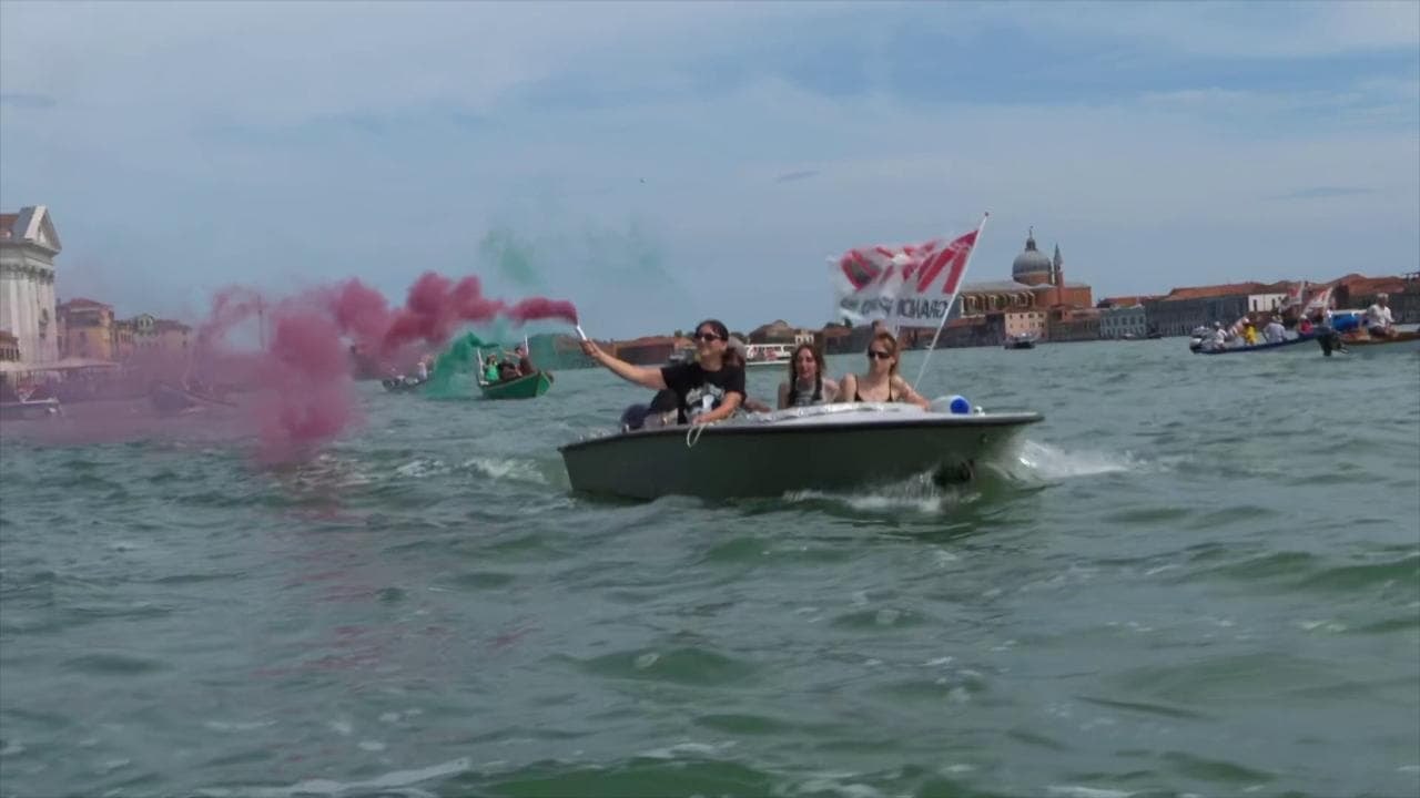 Il corteo in acqua contro le grandi navi a Venezia