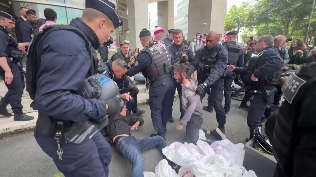 Parigi: eco-attivisti vandalizzano la sede di Amundi, azionista del colosso energetico Total