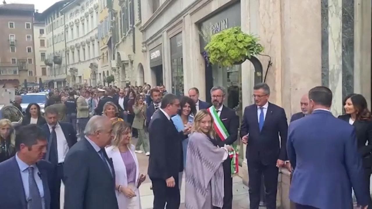 La premier Giorgia Meloni contestata a Trento: "Torna a casa, viva l'Italia antifascista"