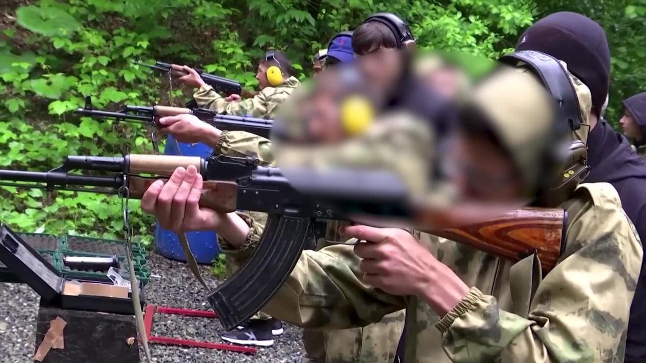 Russia: studenti in mimetica a lezione di guerra, con pistole e fucili d'assalto