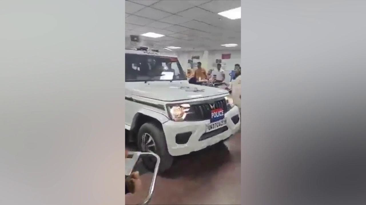 India, Suv della polizia entra in ospedale per arrestare un infermiere: il veicolo si fa strada tra le barelle