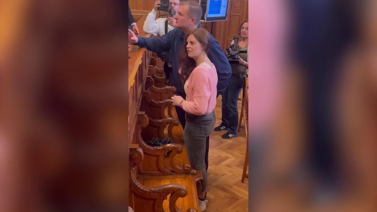 Ilaria Salis in tribunale dopo i domiciliari con la cavigliera elettronica