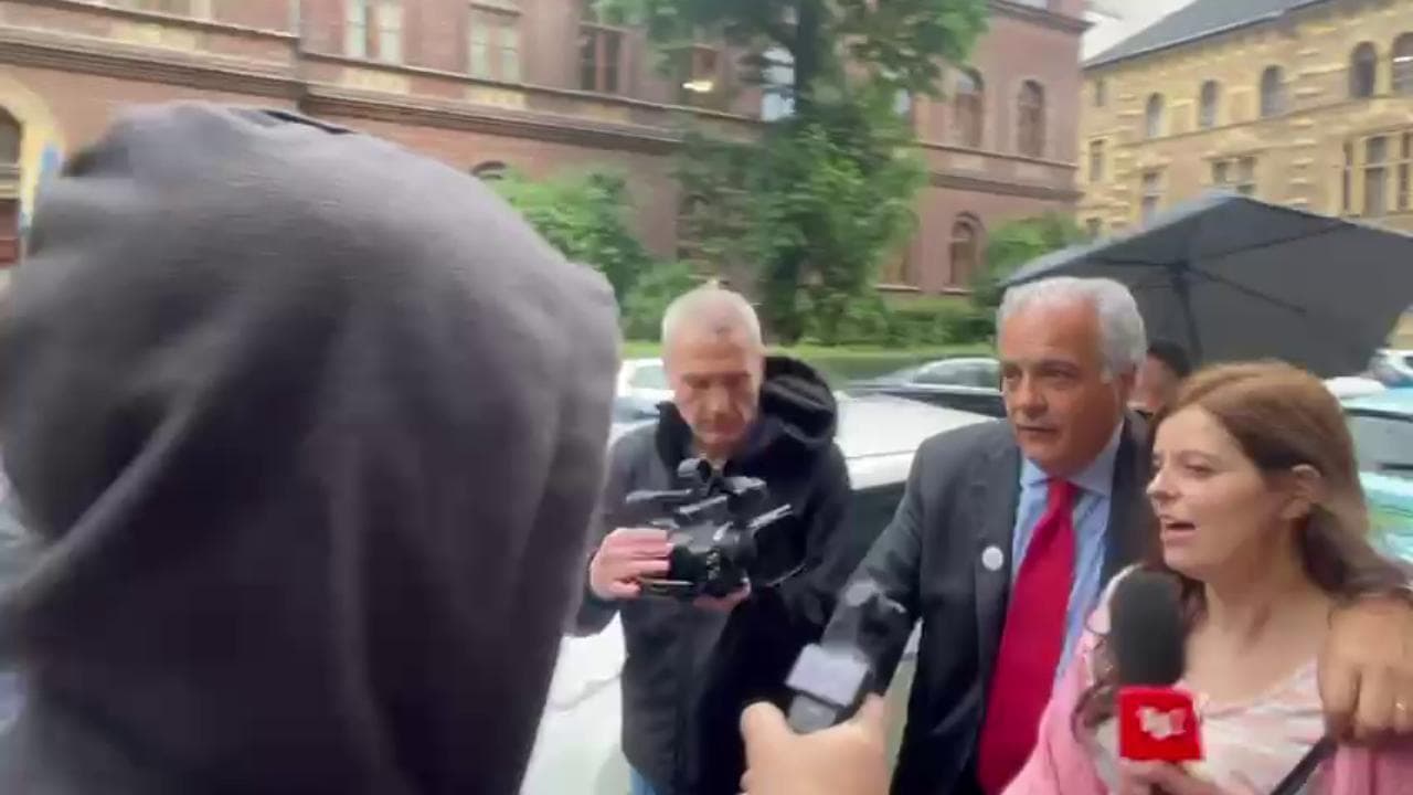 Ilaria Salis arriva in udienza a Budapest