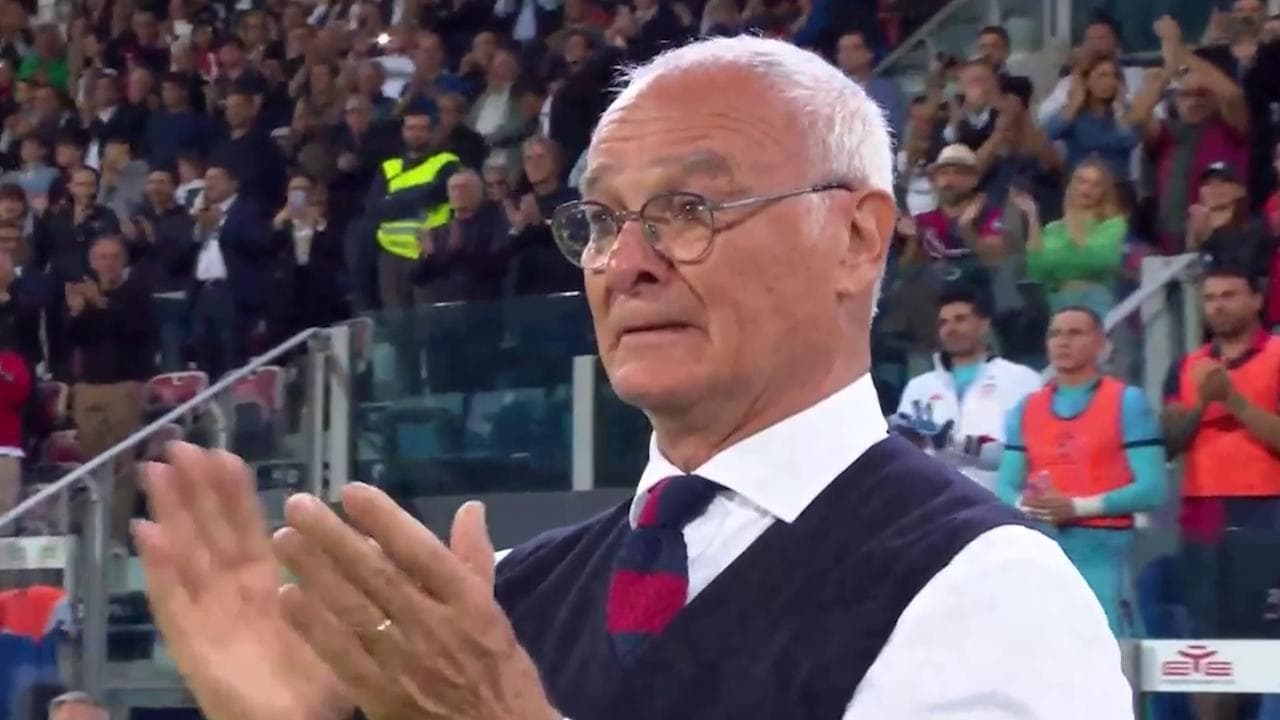 La standing ovation dello stadio di Cagliari per Claudio Ranieri, che fatica a trattenere le lacrime