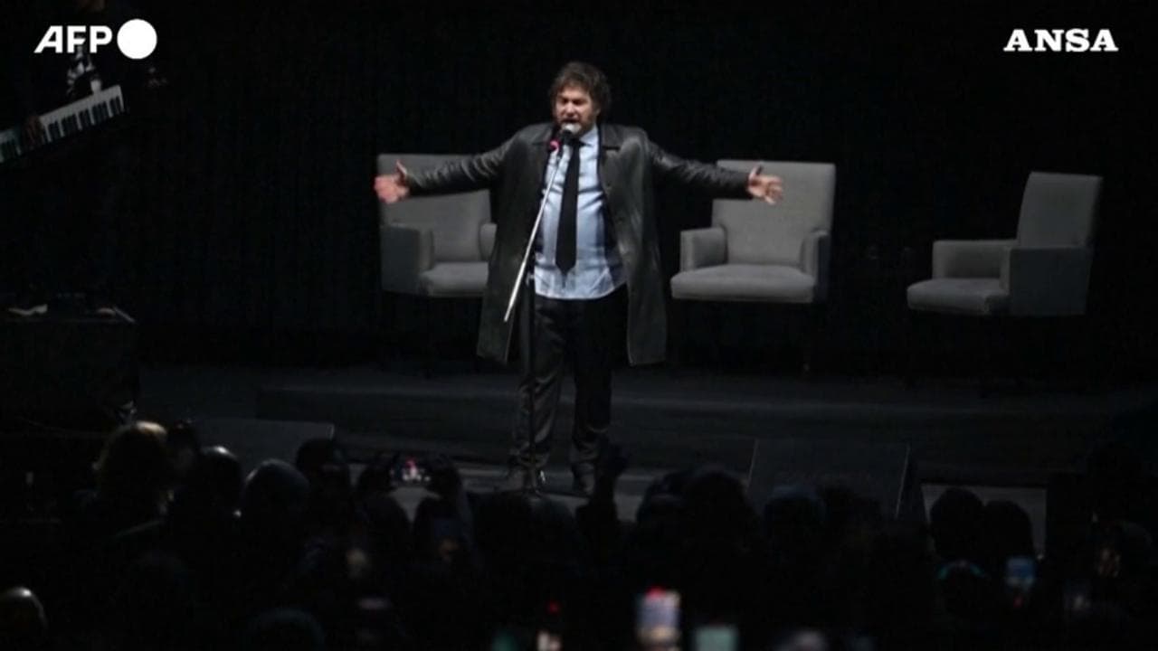 Argentina, Milei in versione rockstar per il lancio del suo libro: in migliaia al concerto del presidente