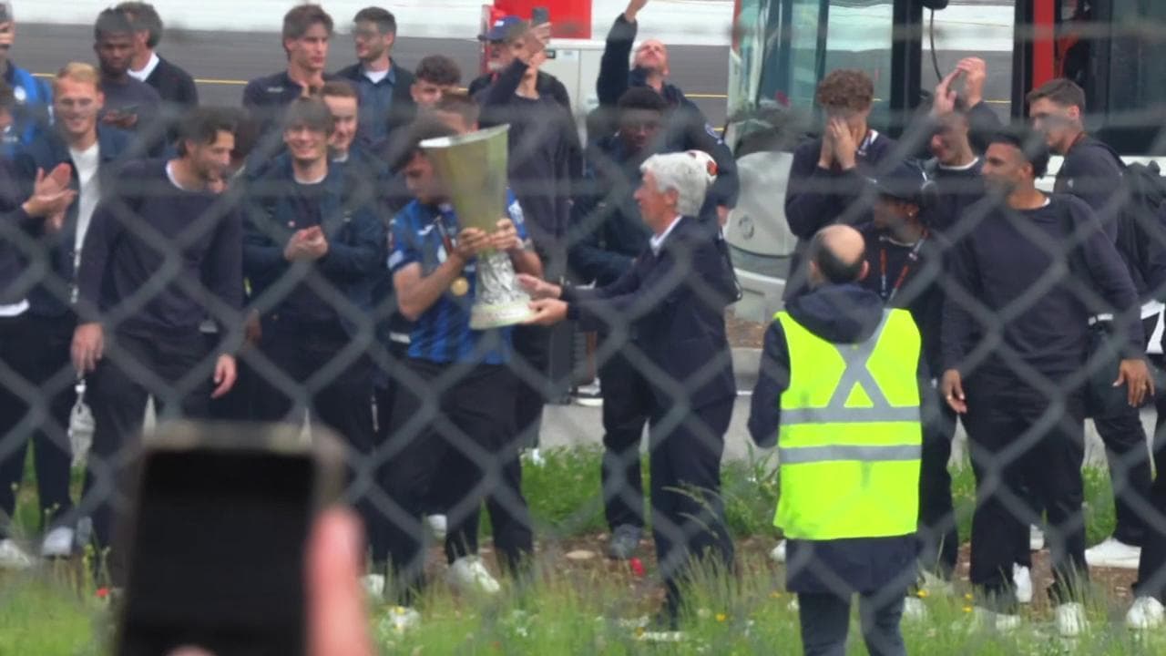 Europa League, Gasperini e i giocatori dell'Atalanta alzano la coppa davanti ai tifosi in aeroporto
