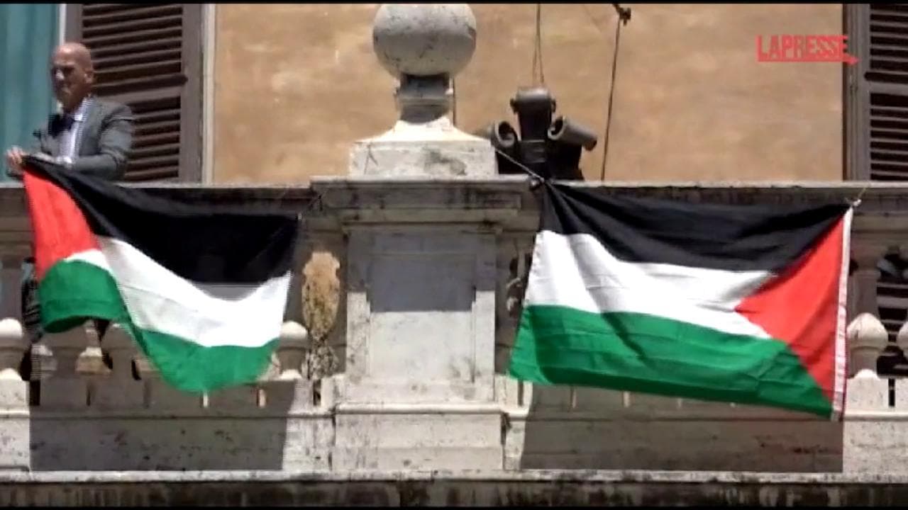 Roma, due bandiere della Palestina sul balcone di Montecitorio: il blitz dell'ex deputato dei Verdi