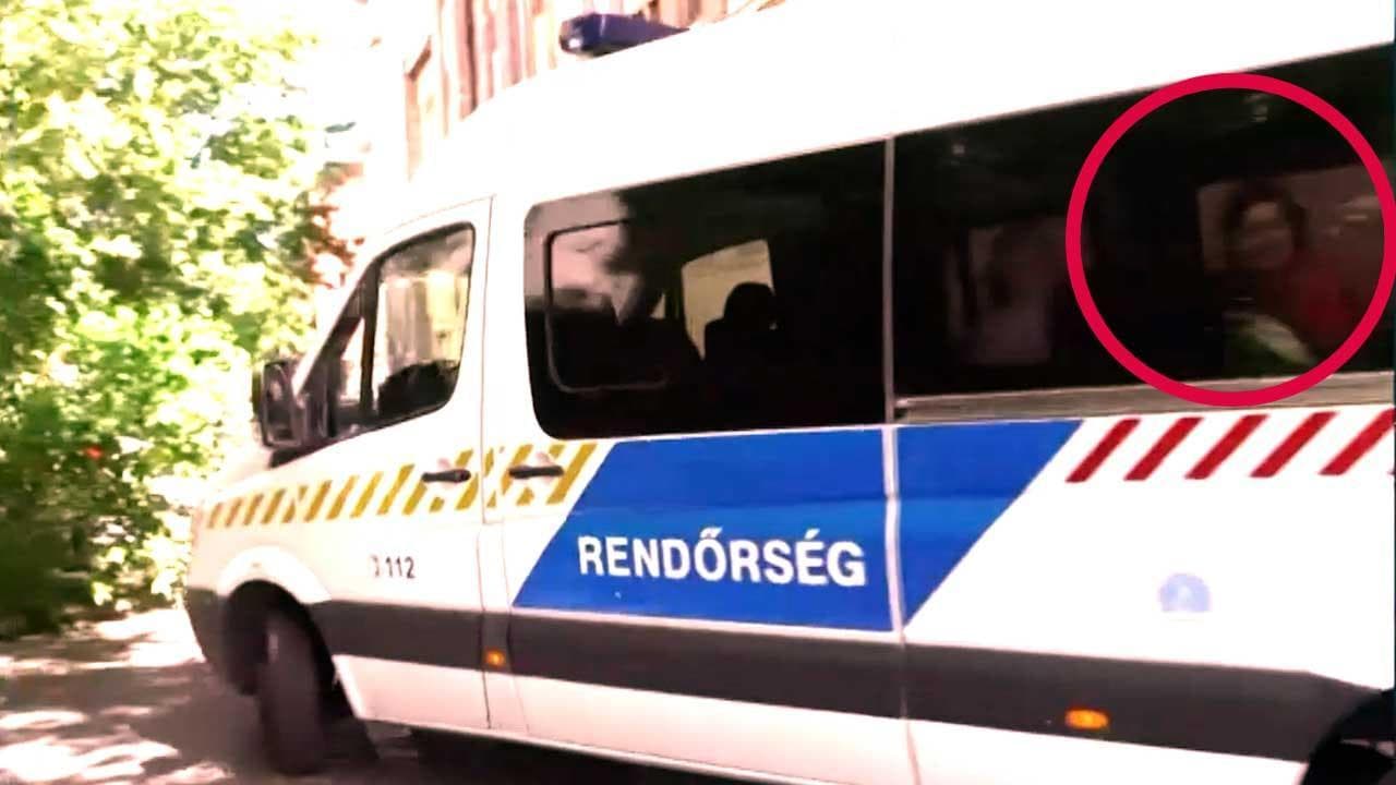 Ilaria Salis esce sorridente dal carcere di Budapest, ecco le immagini