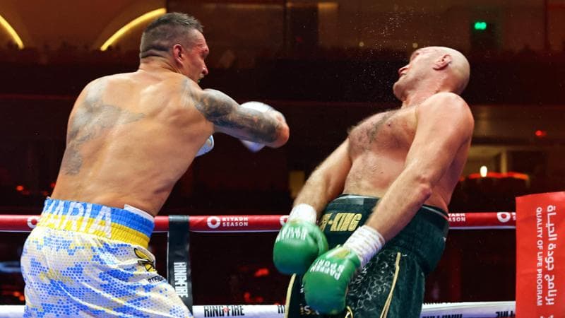 Usyk colpisce Fury durante il match del 19 maggio a Riad