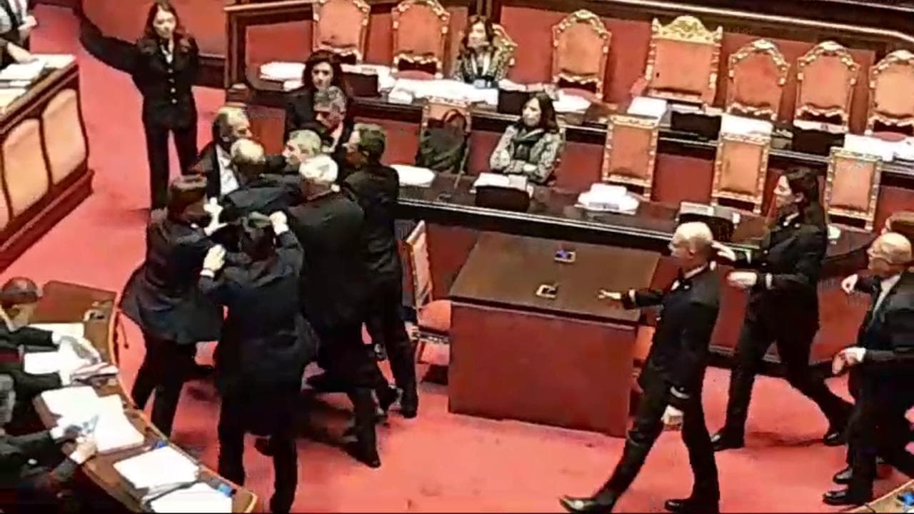 Rissa sfiorata in Senato durante l'esame del premierato
