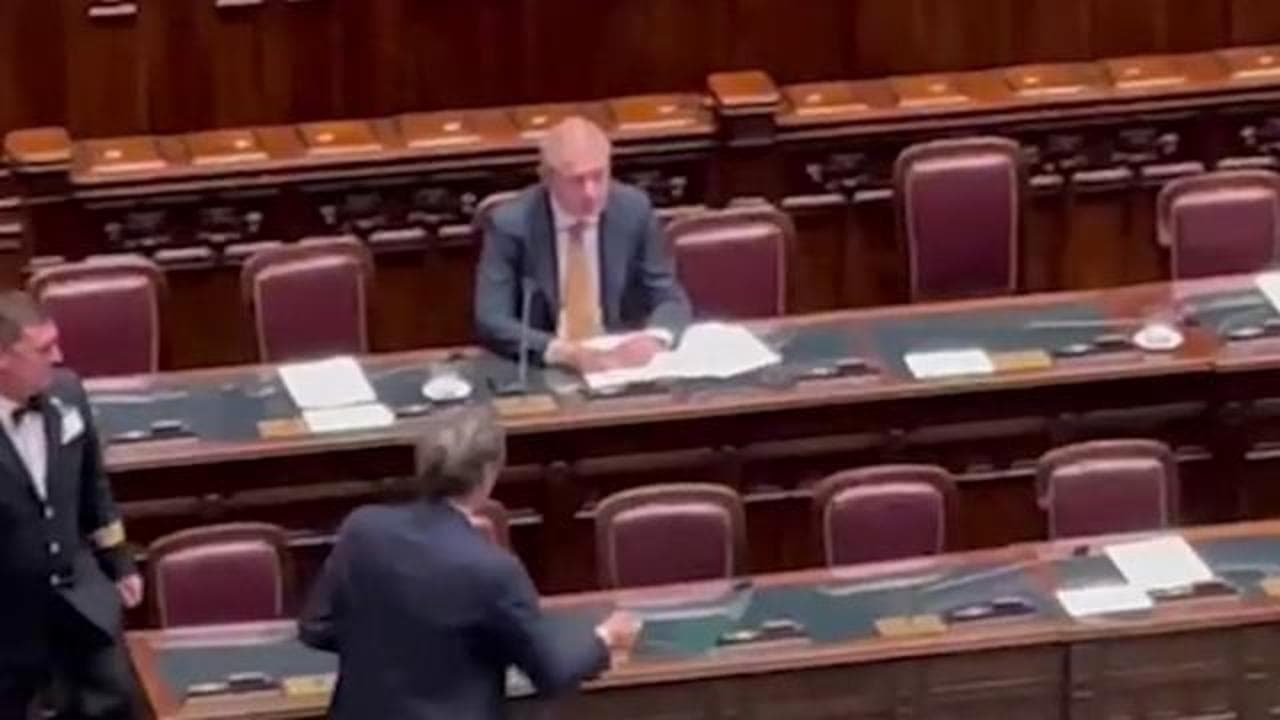 Magi porta in Aula una bustina di cannabis light e prova a consegnarla al ministro Urso: "Non ha alcun effetto drogante"