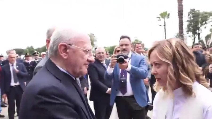Caivano, Meloni saluta De Luca: "Presidente, quella stronza della Meloni, come sta?"