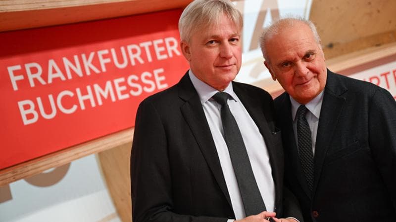 Juergen Boos direttore della Fiera di Francoforte con il Commissario del Governo, Mauro Mazza. Photo: Arne Dedert/dpa (Photo by Arne Dedert/picture alliance via Getty Images)
