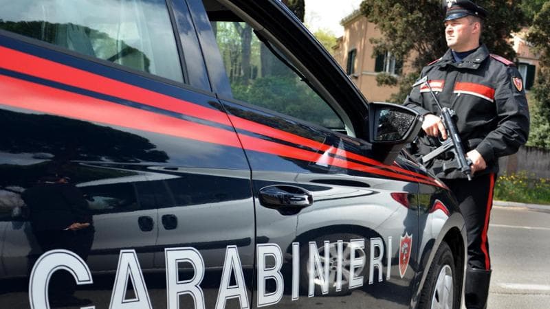 Perugia, molesta due bambine in un negozio e viene arrestato