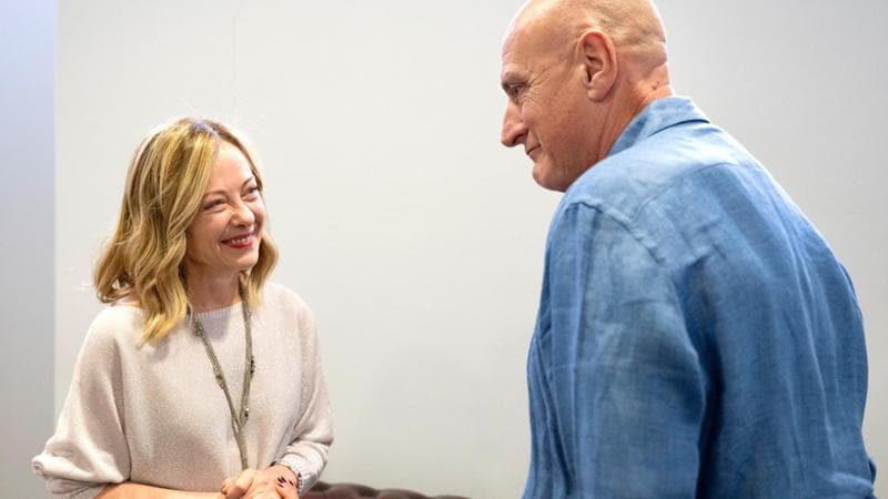 Giorgia Meloni incontra Chico Forti appena sbarcato all'aeroporto di Pratica di Mare. Ansa