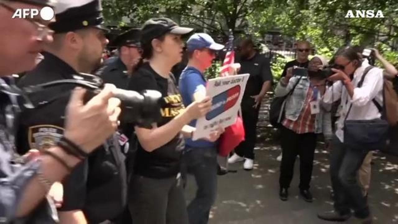 New York, rissa sfiorata tra sostenitori e contestatori di Trump davanti al tribunale